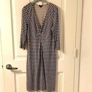 J McLaughlin Navy & Cream Houndstooth Check Silk 3/4 Sleeve Dress. Size Large.